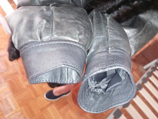 Chaquetón Negro de cuero.