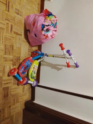 Juguetes infantiles: patinete y bolsa