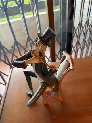 Figura de Cerámica Caballero con Sombrero