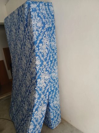 Colchón de tela azul con estampado floral