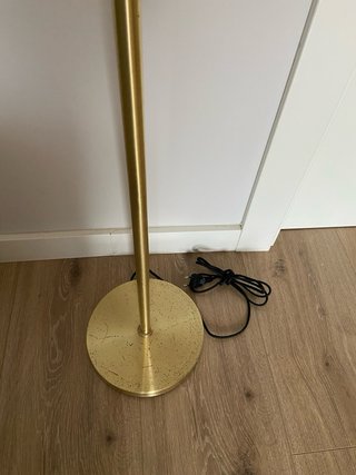 Lámpara de pie dorada con bola de cristal