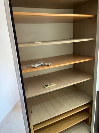 Guardaroba con ante scorrevoli in legno e vetro