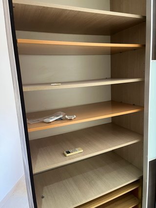 Guardaroba con ante scorrevoli in legno e vetro