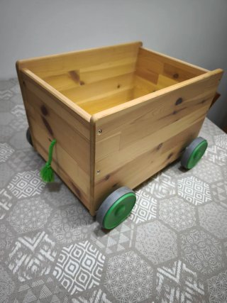 Caja de madera con ruedas Ikea FLISAT