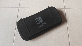 Nintendo Switch con Zelda y Mario, fundas y mando.