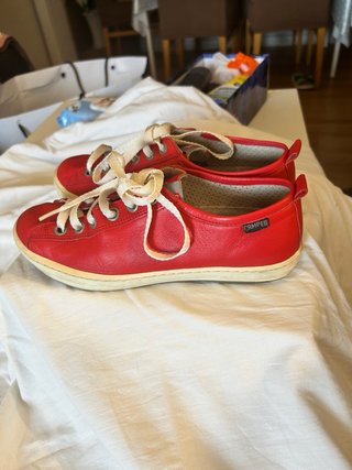 Zapatos rojos de piel