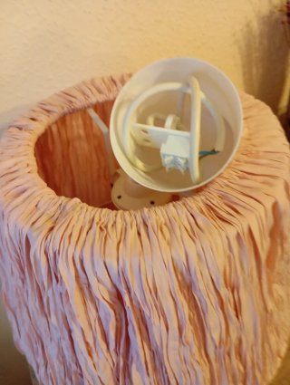 Lámpara colgante IKEA rosa tela preciosa.