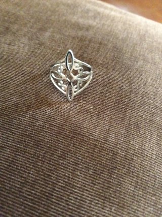 Anillo Nudo de Bruja de Acero de protección