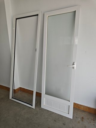Puerta de aluminio blanco con cristal y marco