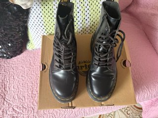 Botas militar Dr Martens negras costura amarilla..