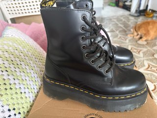 Botas militar Dr Martens negras costura amarilla..