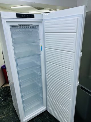 Congelador Vertical Indesit Blanco
