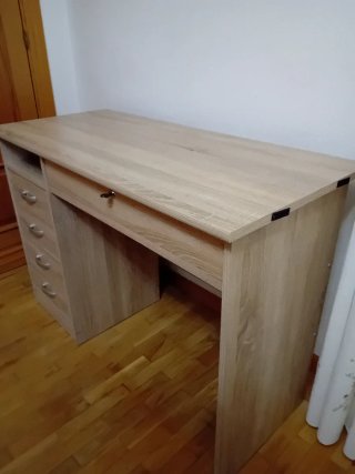 Escritorio de madera con cajones