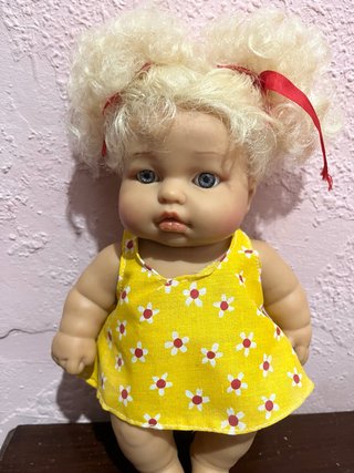 Muñeca J. Berna rubia vestido amarillo