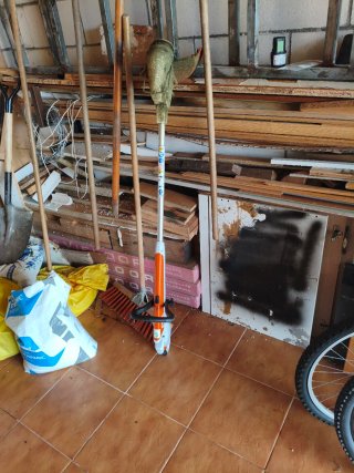 Desbrozadora a batería Stihl con recorta plantas.