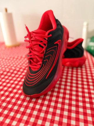 Zapatillas Nike Negras y Rojas