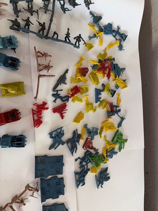 Figuras de plástico soldados y tanques