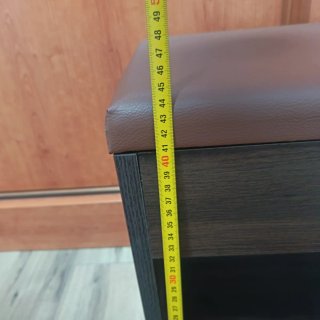 Mueble de madera con asiento de piel