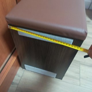 Mueble de madera con asiento de piel
