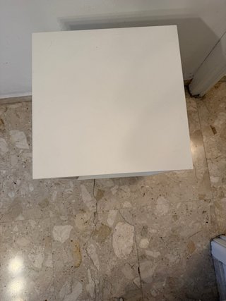 Mesita de noche Ikea con cesto