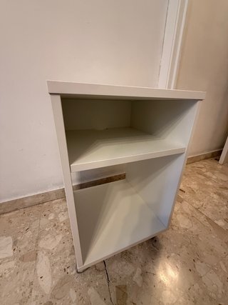 Mesita de noche Ikea con cesto
