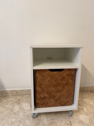 Mesita de noche Ikea con cesto