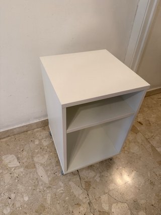 Mesita de noche Ikea con cesto