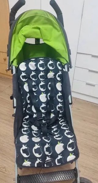 Silla de paseo Maclaren con estampado de manzanas