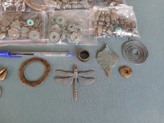 Lote 01-Colgantes y Abalorios Bronce y Turquesa.