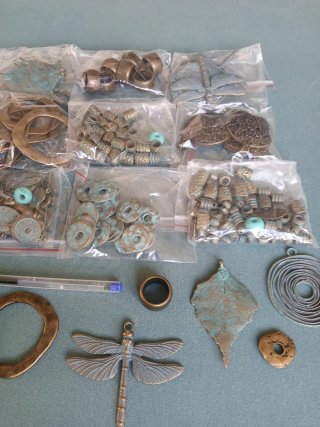 Lote 01-Colgantes y Abalorios Bronce y Turquesa.