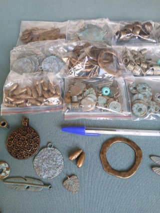 Lote 01-Colgantes y Abalorios Bronce y Turquesa.