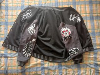 Chaqueta gris Y chaqueta negra