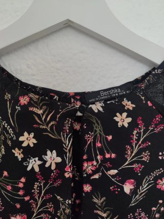 Blusa Negra con Estampado Floral