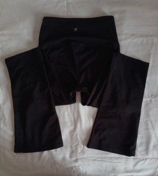 Pantalón deportivo acampanado