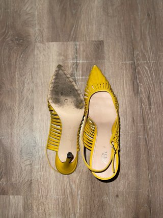 Zapatos de tacón Zara amarillos destalonados