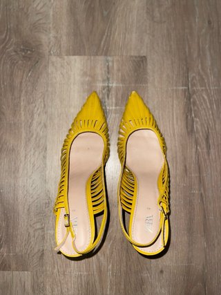 Zapatos de tacón Zara amarillos destalonados