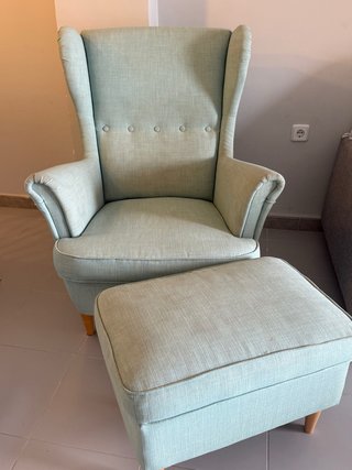 Sillón orejero Ikea con reposapiés