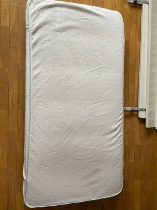 Cuna IKEA Gulliver con colchón y protector
