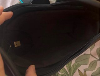 Bolso de lujo negro con detalle dorado