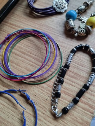 Conjunto de 5 Pulseras y Pendientes