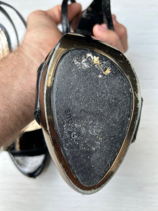 Sandalias Uterque Negro y Oro Talla 36