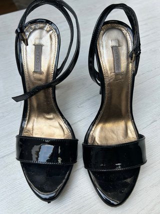 Sandalias Uterque Negro y Oro Talla 36