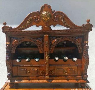 Mueble Botellero de Madera Tallada