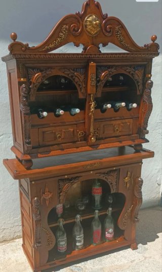 Mueble Botellero de Madera Tallada
