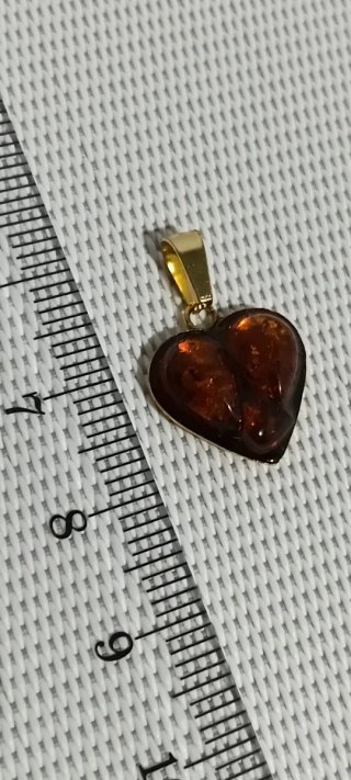 Colgante Corazón Ámbar Báltico y Acero inoxidable.
