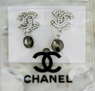 Pendientes Chanel CC con perlas y cristal