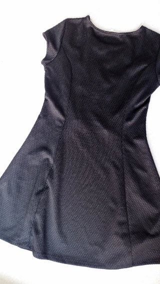 Vestido negro corto entallado