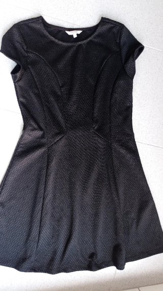 Vestido negro corto entallado
