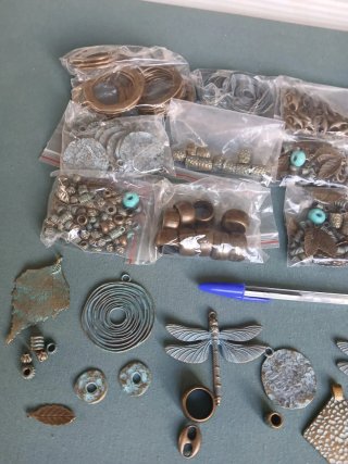 Lote 02-Abalorios y Colgantes Bronce y Turquesa