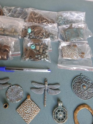 Lote 02-Abalorios y Colgantes Bronce y Turquesa